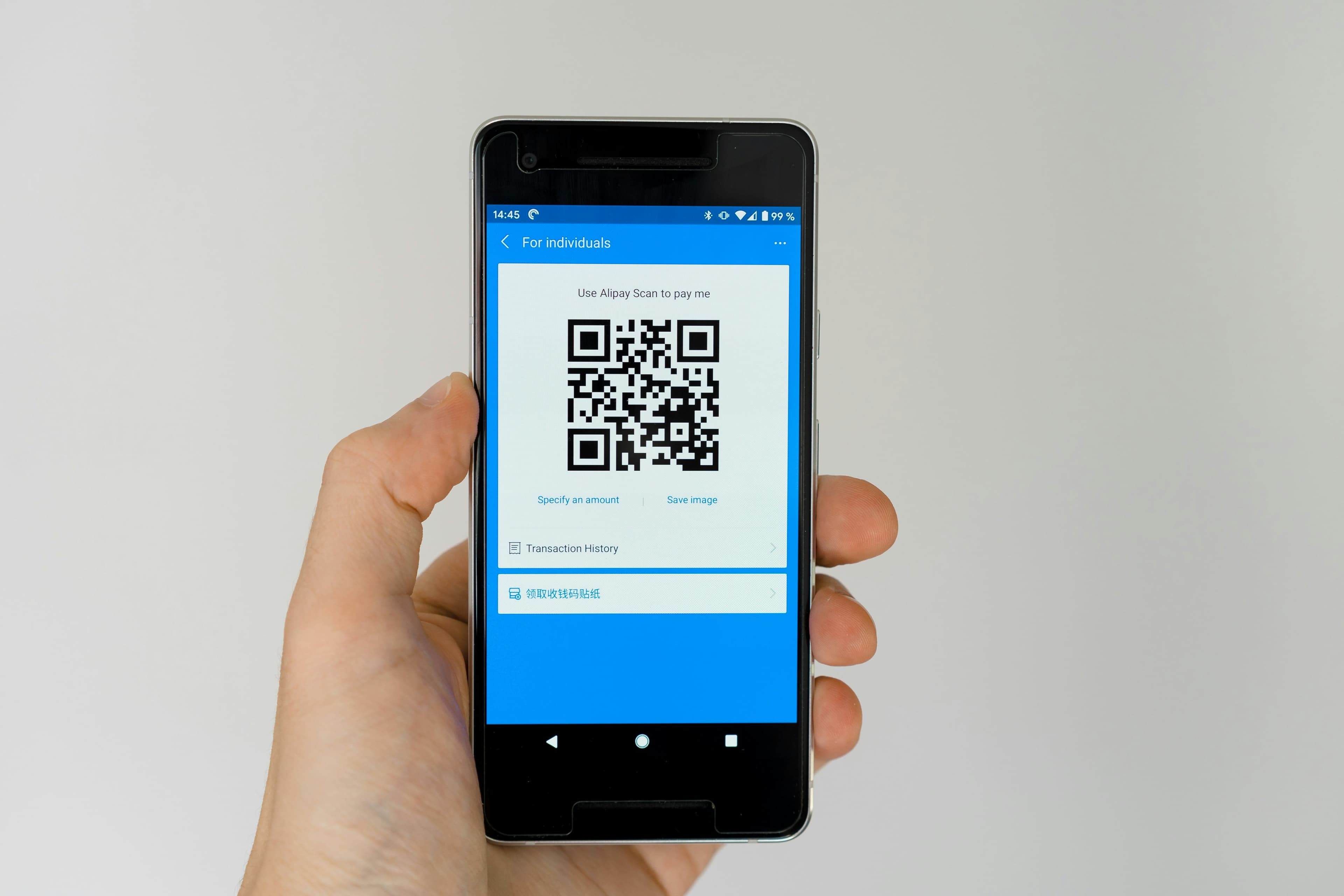 هاتف يعرض رمز QR للدفع